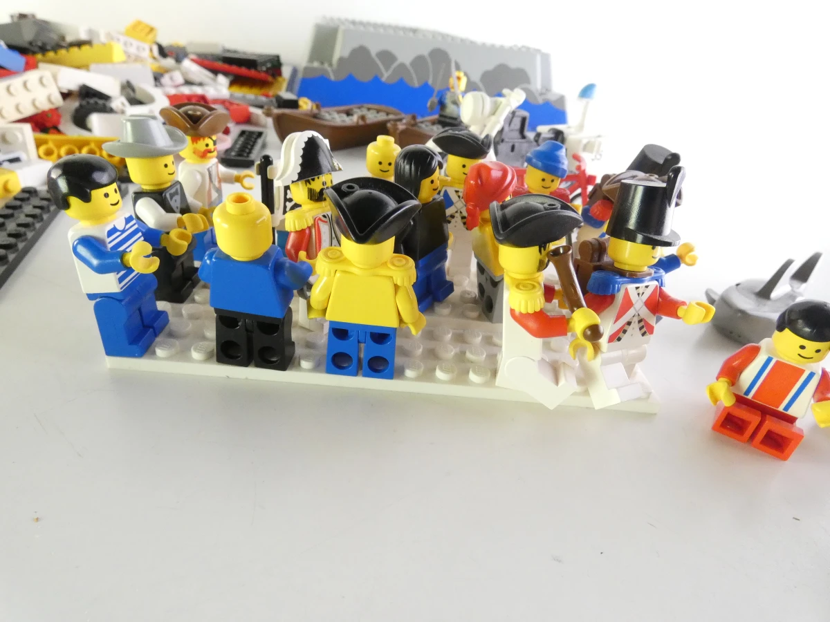 Losse LEGO onderdelen en minifiguren met piraten en soldaten - foto 11