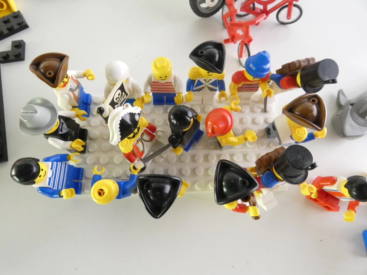 Losse LEGO onderdelen en minifiguren met piraten en soldaten - foto 12