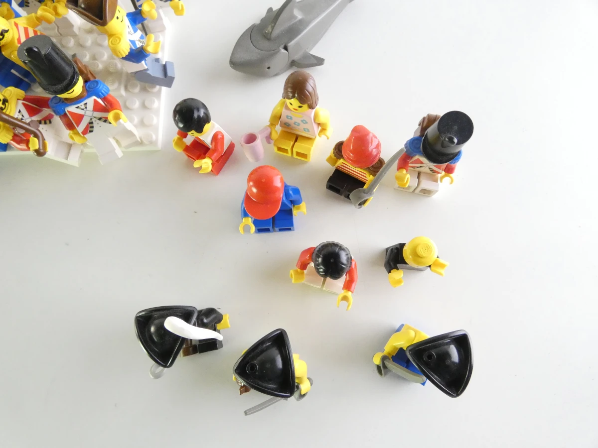 Losse LEGO onderdelen en minifiguren met piraten en soldaten - foto 13