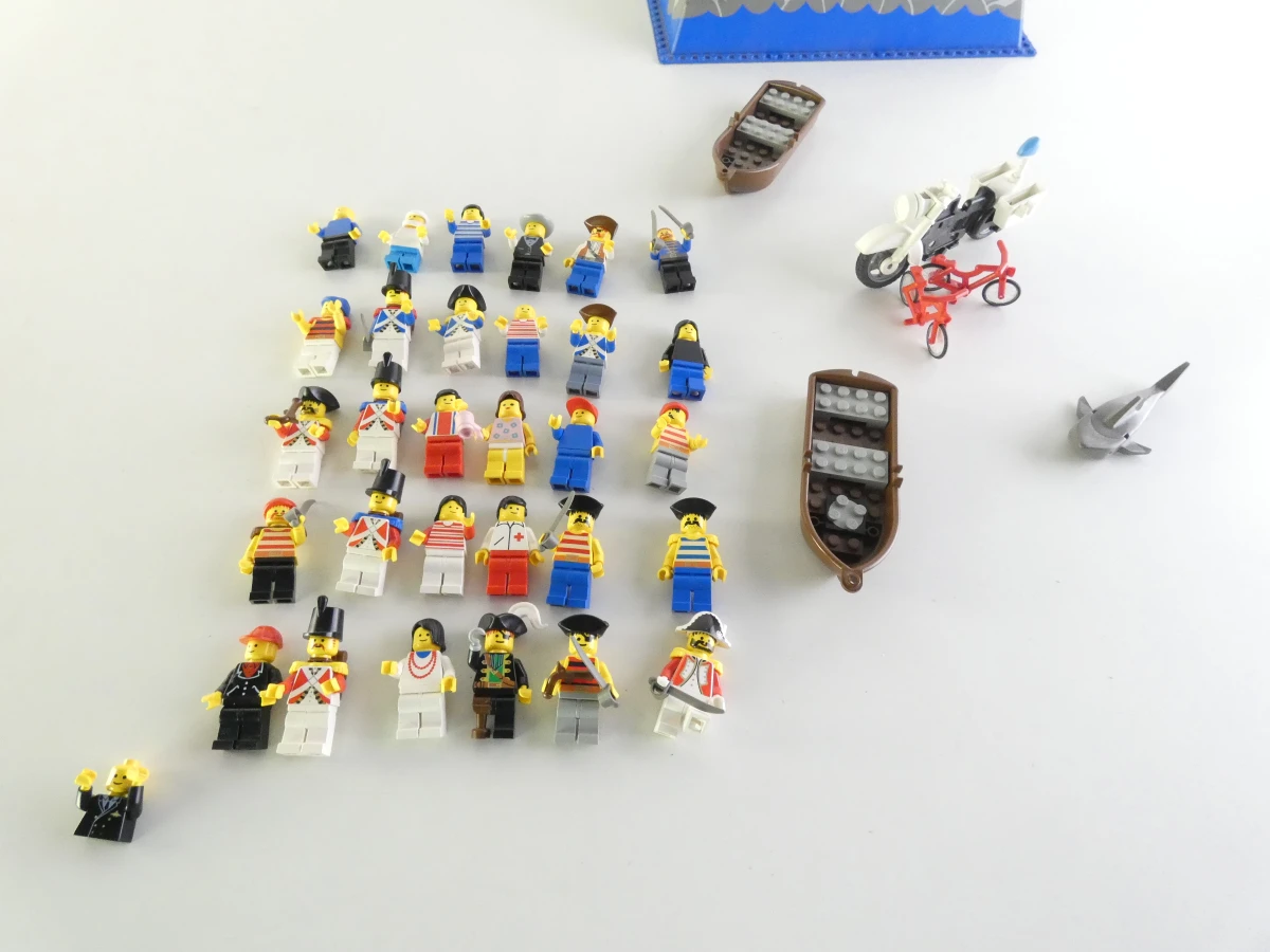 Losse LEGO onderdelen en minifiguren met piraten en soldaten - foto 14