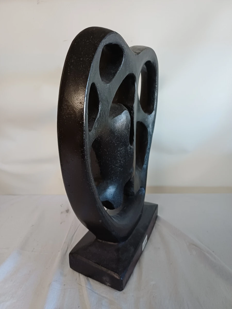 Abstracte sculptuur van twee gezichten in hartvorm - foto 4