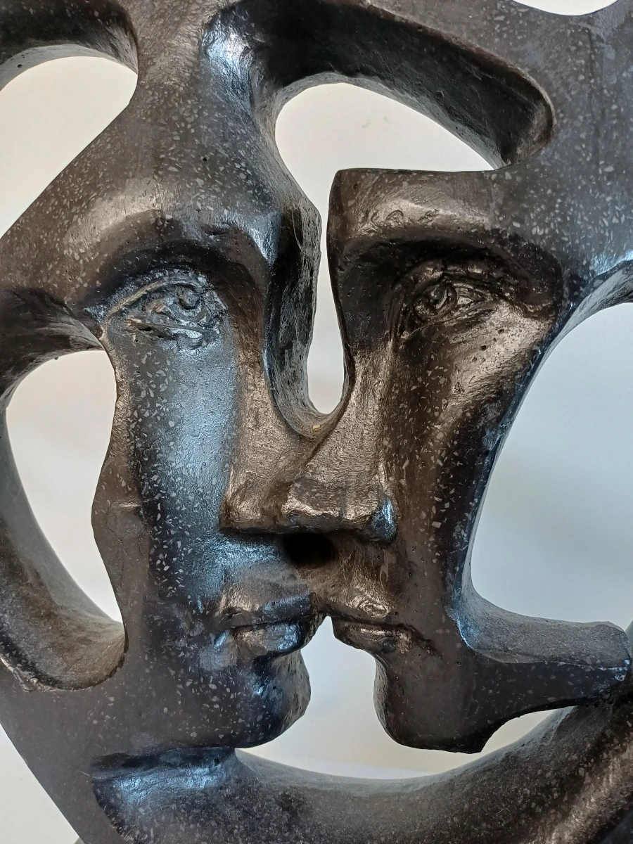 Abstracte sculptuur van twee gezichten in hartvorm - foto 2