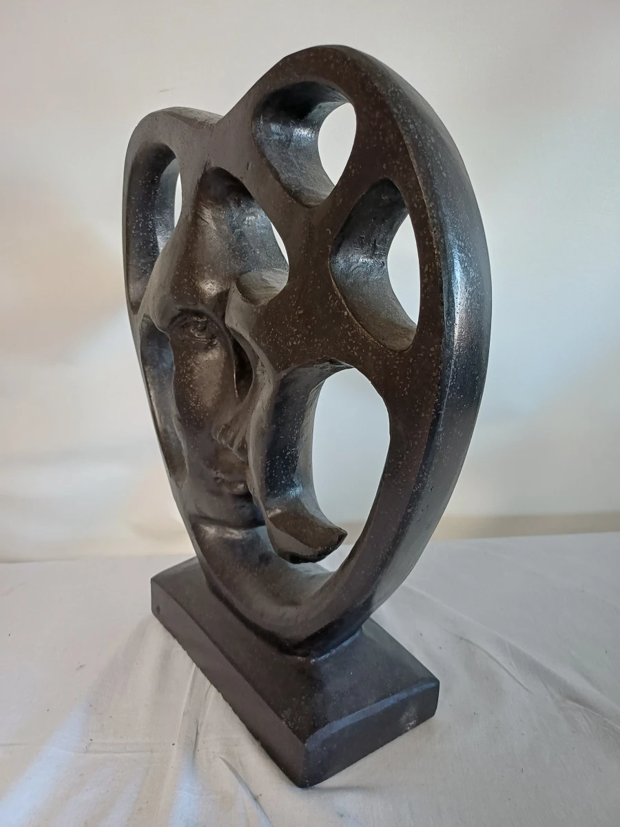 Abstracte sculptuur van twee gezichten in hartvorm - foto 3