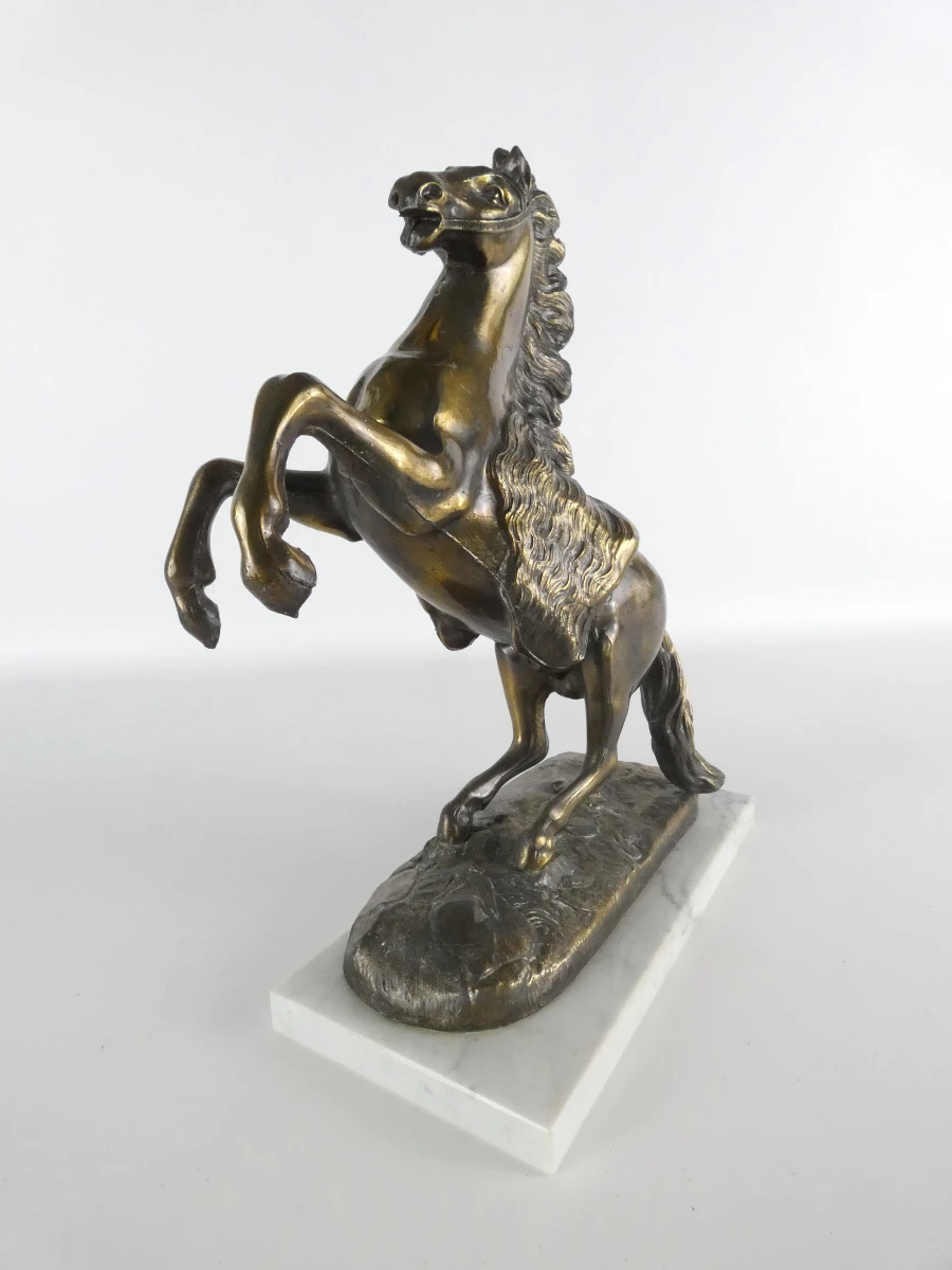 Bronzen beeld van een steigend paard op marmeren voet – kavel bij De Kringwinkel, Heverlee