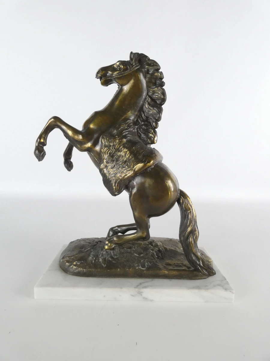 Bronzen beeld van een steigend paard op marmeren voet - foto 2