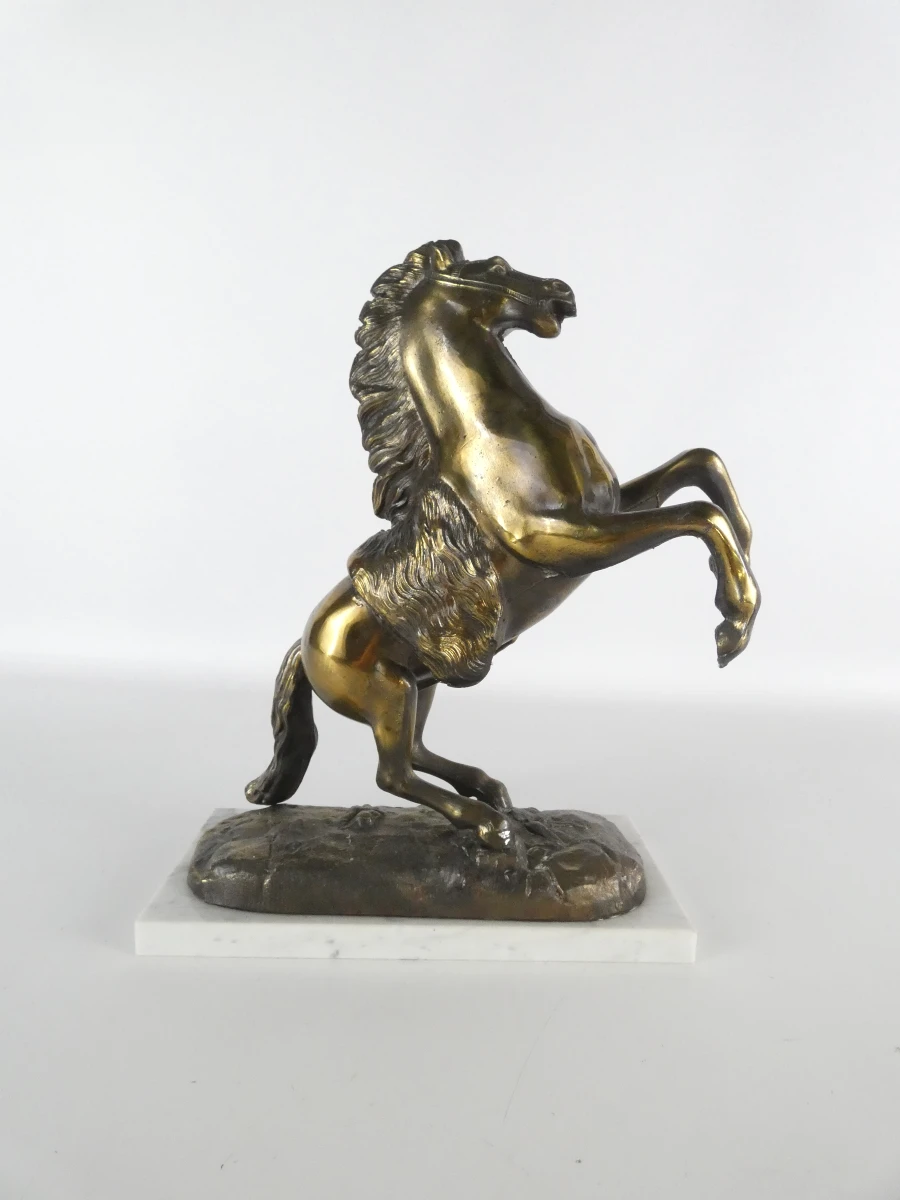 Bronzen beeld van een steigend paard op marmeren voet - foto 4