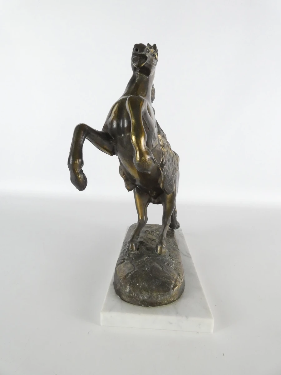 Bronzen beeld van een steigend paard op marmeren voet - foto 5