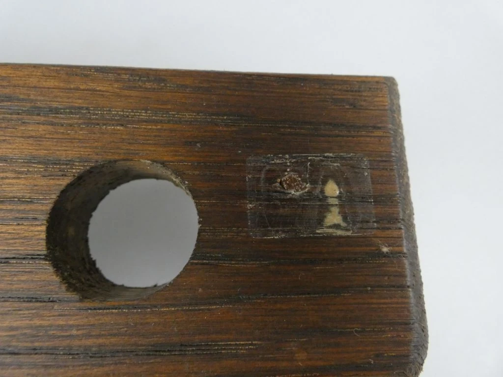 Set van 5 metalen flessendoppen met houten standaard - foto 3