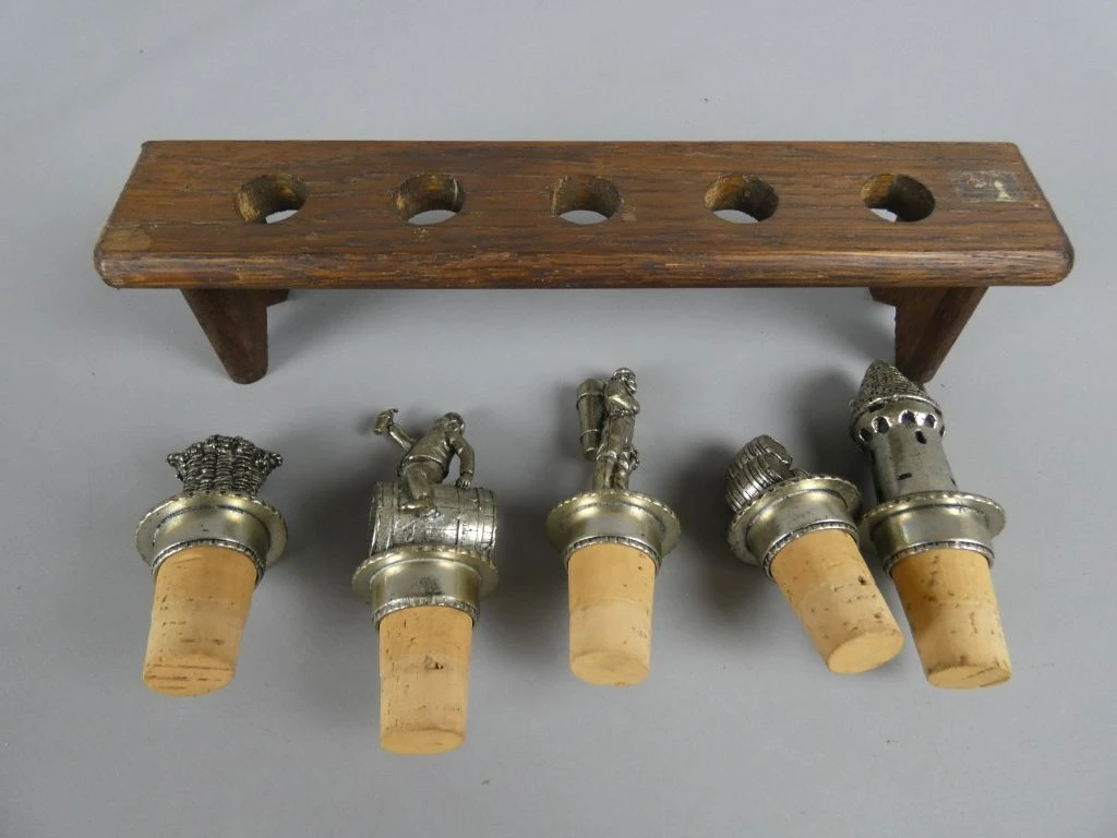 Set van 5 metalen flessendoppen met houten standaard - foto 2