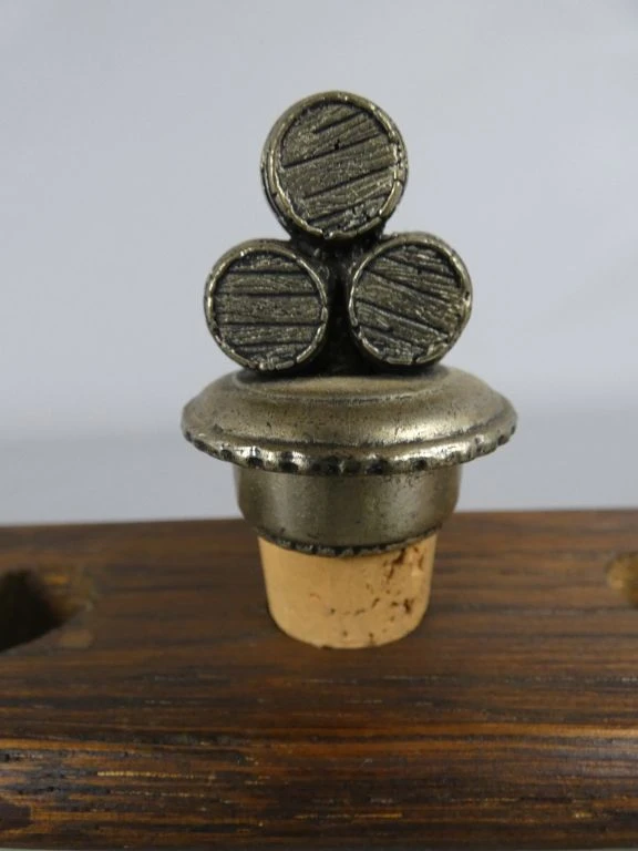Set van 5 metalen flessendoppen met houten standaard - foto 4