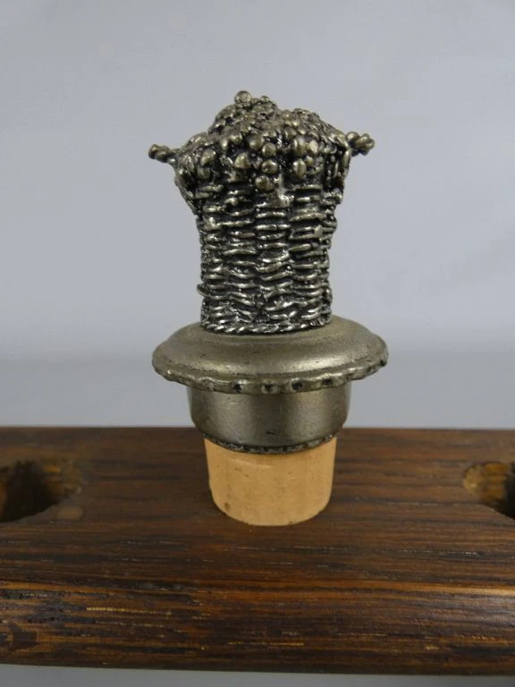 Set van 5 metalen flessendoppen met houten standaard - foto 7