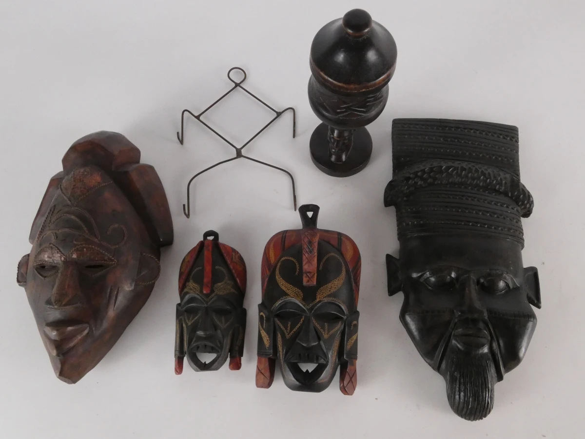 Set van 5 Afrikaanse houten maskers en houder(1992) – kavel bij De Kringwinkel, Heverlee