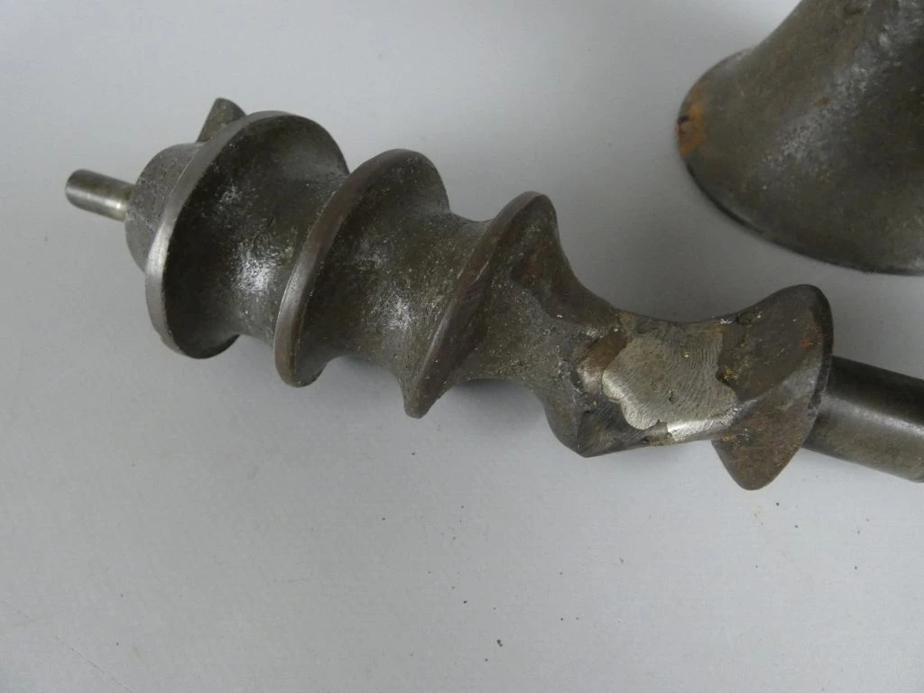 Oude handmatige vleesmolen van metaal met houten handvat - foto 9