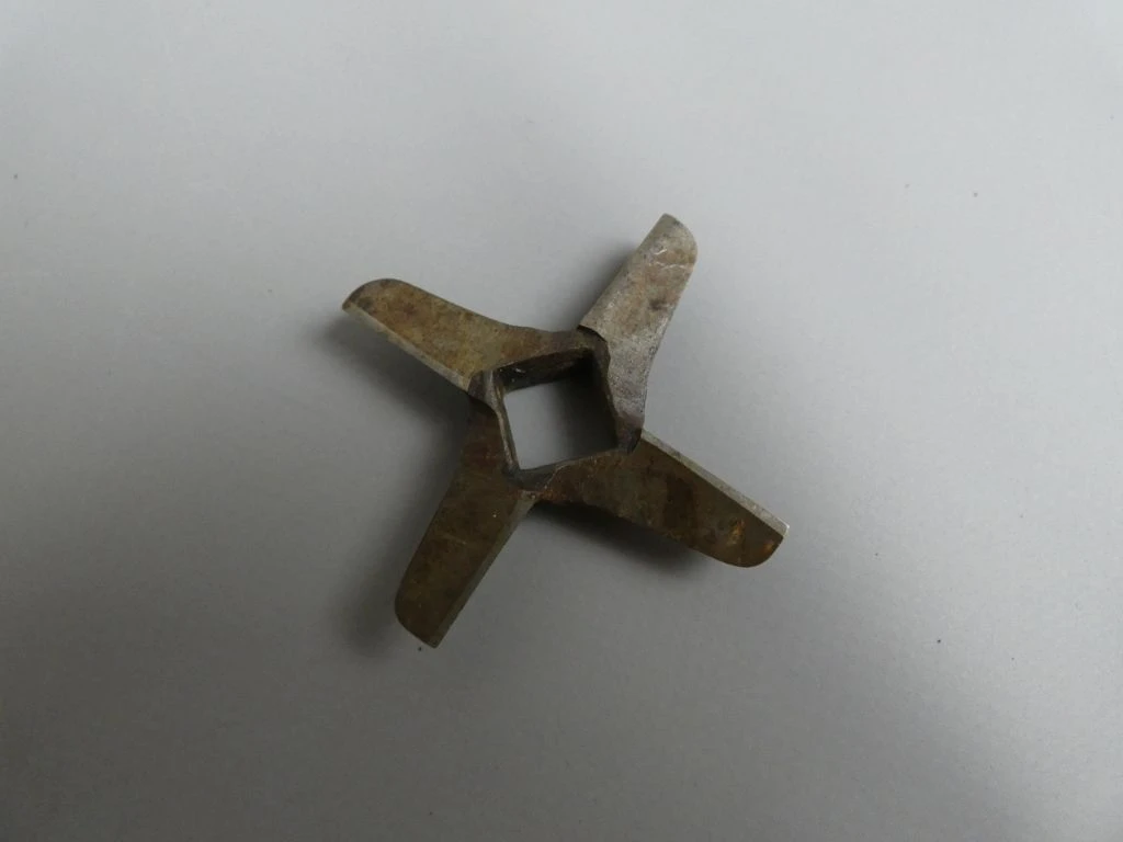 Oude handmatige vleesmolen van metaal met houten handvat - foto 7