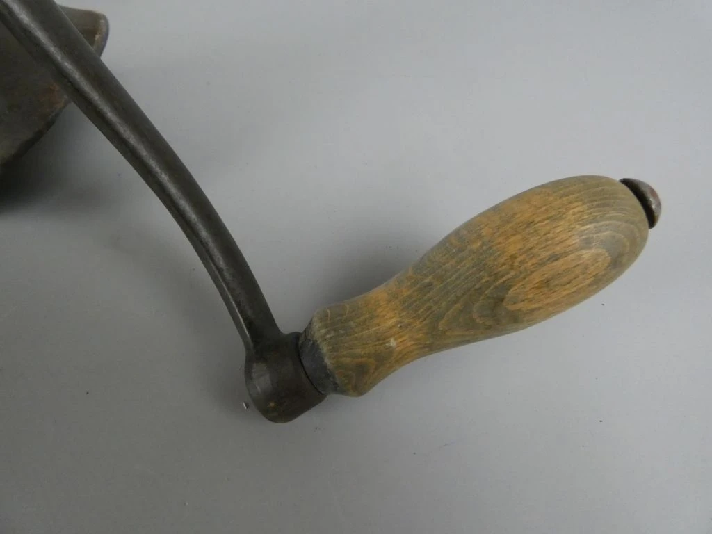 Oude handmatige vleesmolen van metaal met houten handvat - foto 3