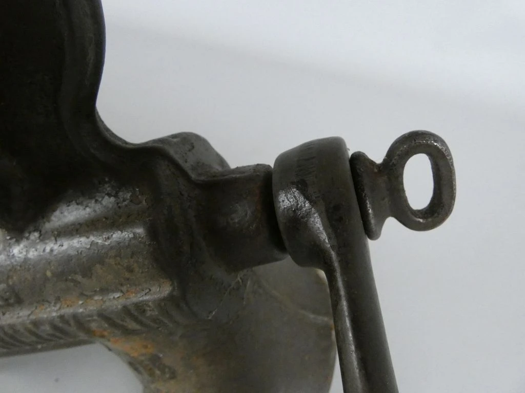 Oude handmatige vleesmolen van metaal met houten handvat - foto 4