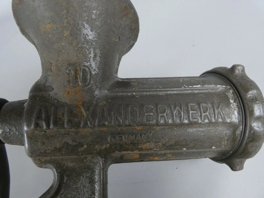Oude handmatige vleesmolen van metaal met houten handvat - foto 10
