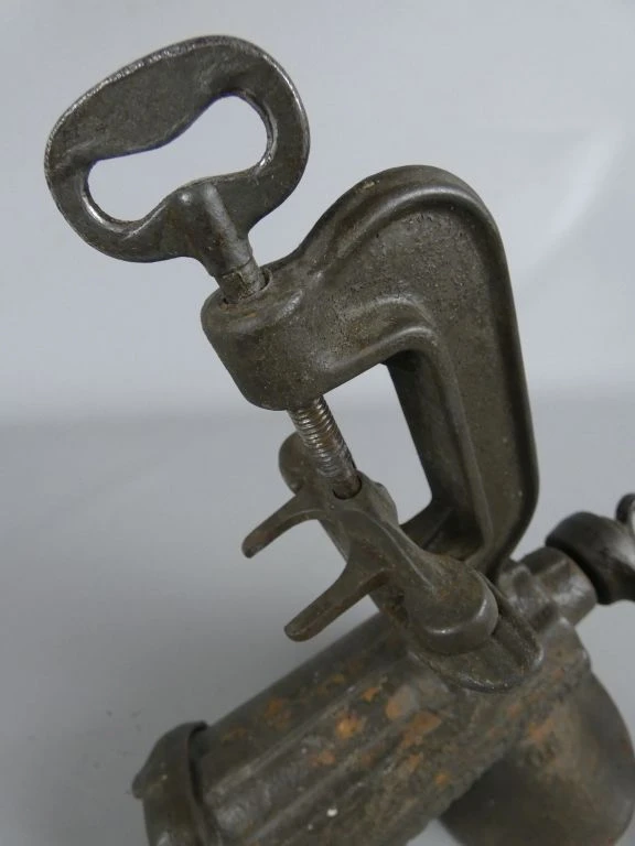 Oude handmatige vleesmolen van metaal met houten handvat - foto 2