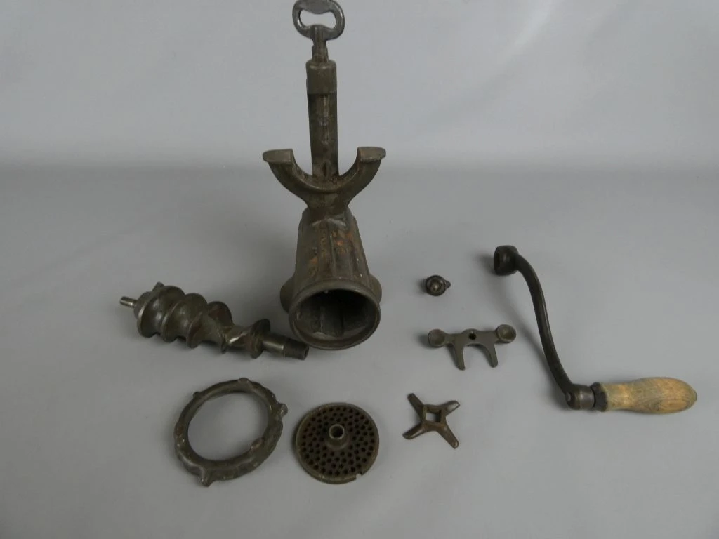 Oude handmatige vleesmolen van metaal met houten handvat - foto 5