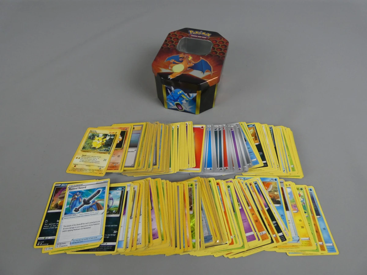 180 Pokémon kaarten in blik – kavel bij De Kringwinkel, Diest