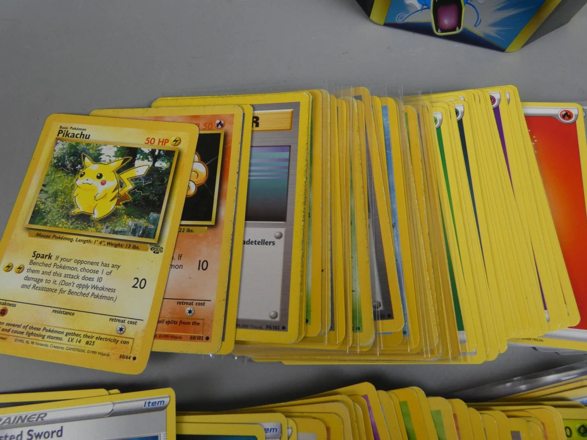 180 Pokémon kaarten in blik - foto 2