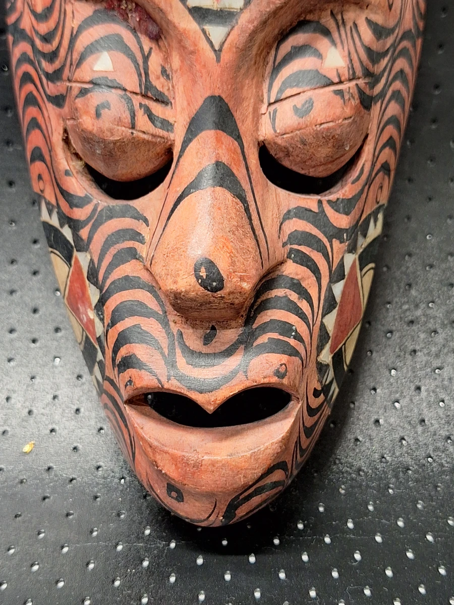 Set van drie vintage houten wandmaskers uit Afrika, Azie en Indonesie - foto 10