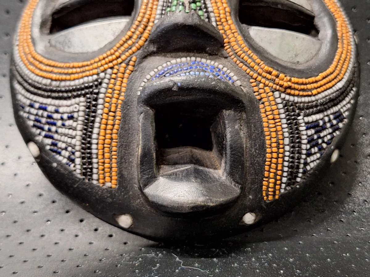 Set van drie vintage houten wandmaskers uit Afrika, Azie en Indonesie - foto 5