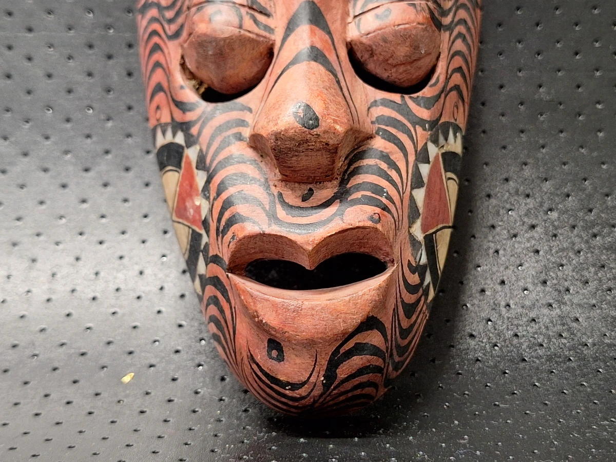 Set van drie vintage houten wandmaskers uit Afrika, Azie en Indonesie - foto 13