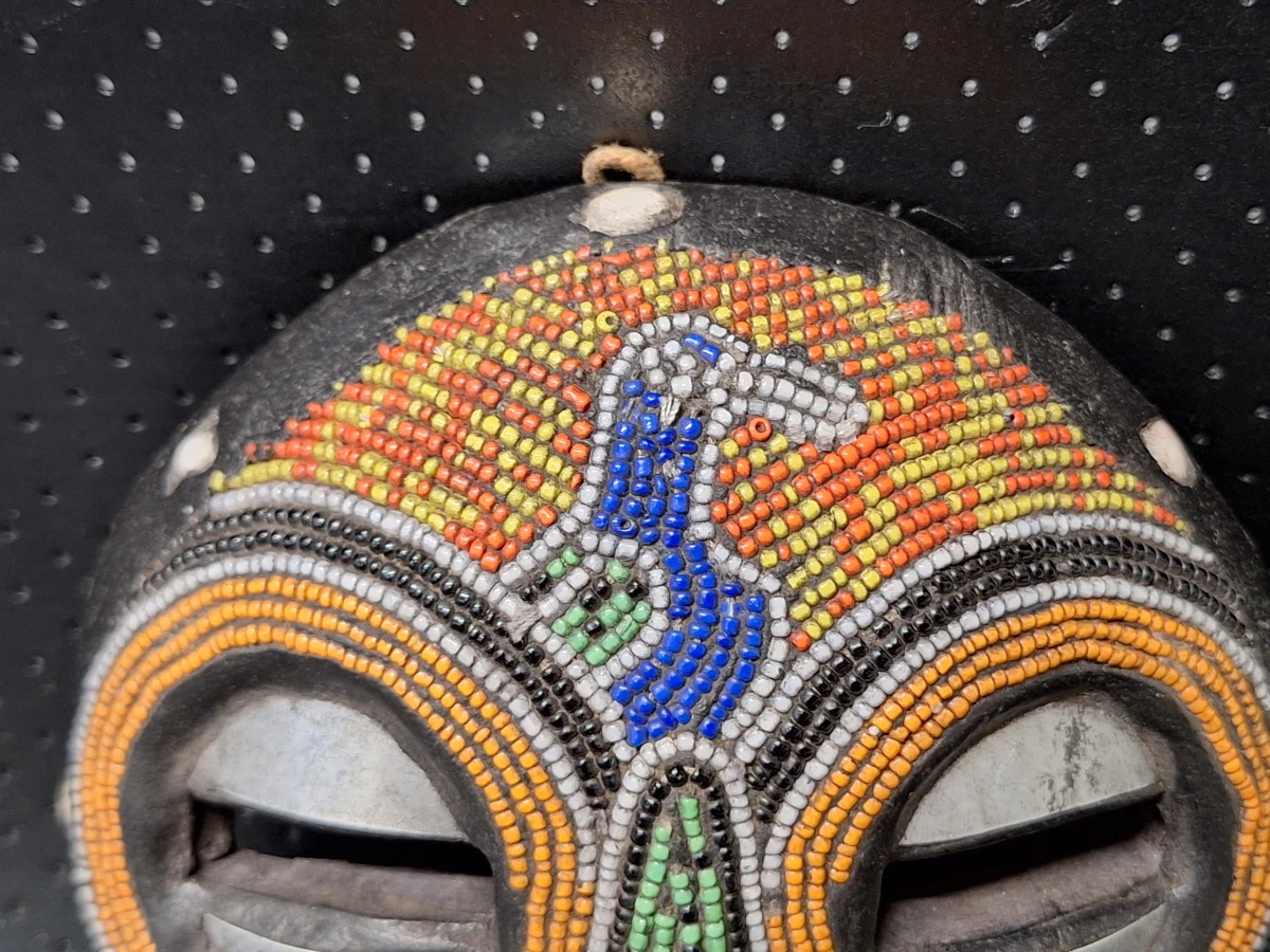 Set van drie vintage houten wandmaskers uit Afrika, Azie en Indonesie - foto 6