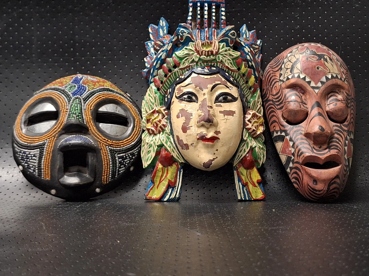 Set van drie vintage houten wandmaskers uit Afrika, Azie en Indonesie - foto 2