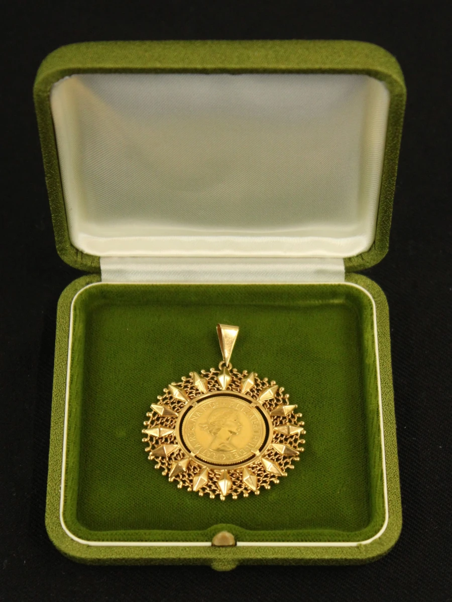 Vintage 18 karaats gouden hanger met Britse Sovereign 1958 – Scudellaro & Pavan - foto 2