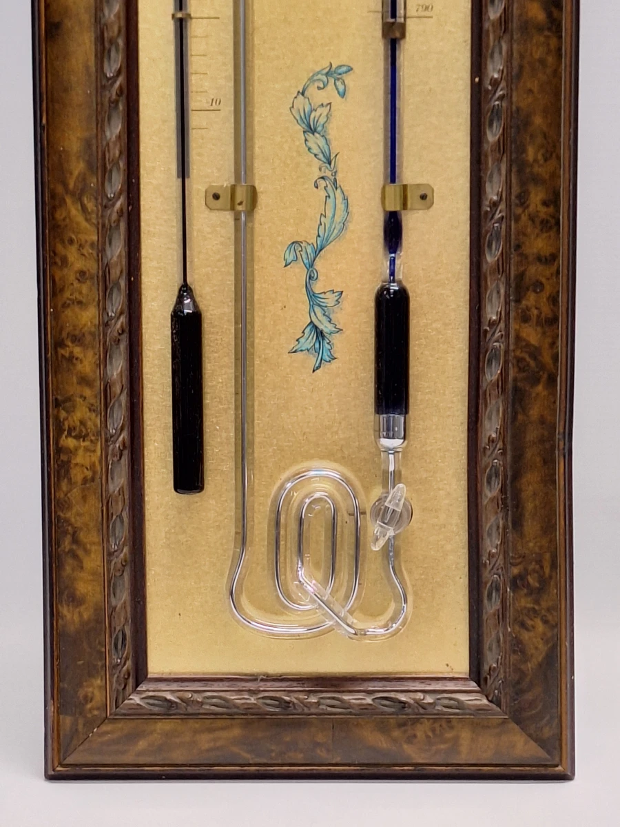 Vintage wandbarometer met thermometer in decoratieve houten lijst - foto 2