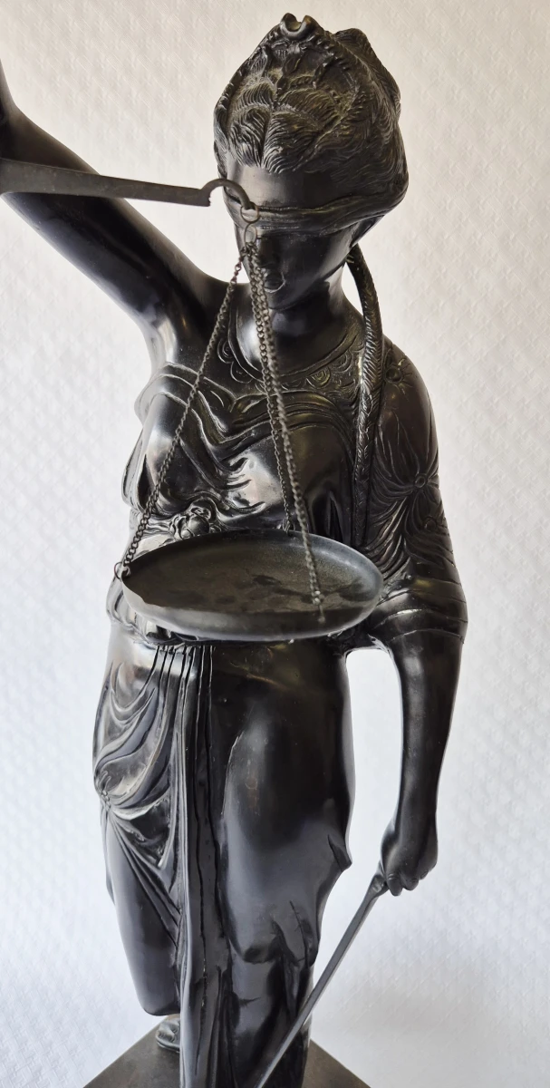 Bronzen beeld van Vrouw Justitia - foto 4