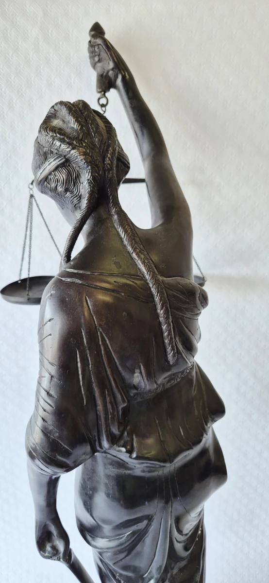 Bronzen beeld van Vrouw Justitia - foto 10