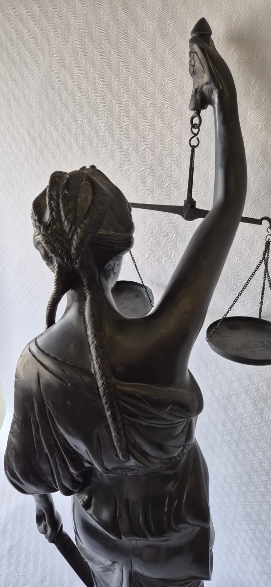 Bronzen beeld van Vrouw Justitia - foto 11