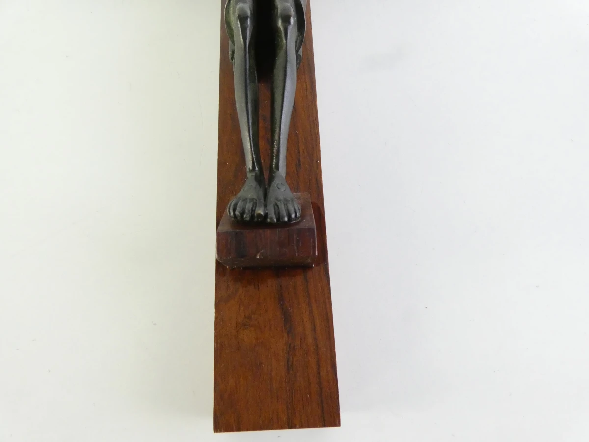 Vintage houten crucifix met gestileerde Christusfiguur - foto 2