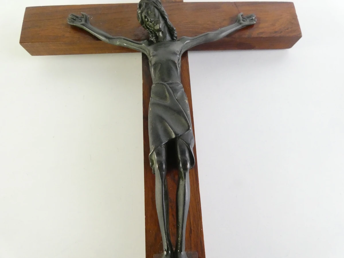 Vintage houten crucifix met gestileerde Christusfiguur - foto 3