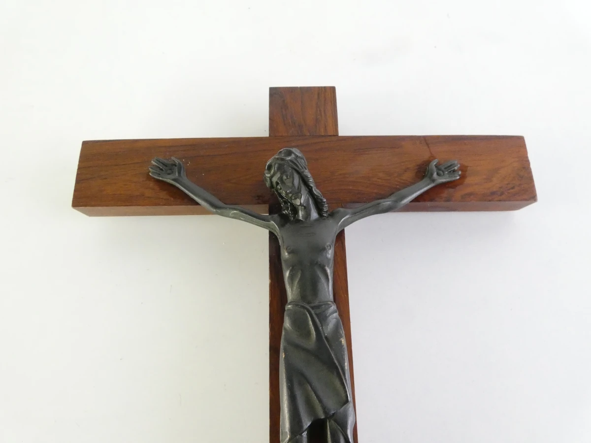 Vintage houten crucifix met gestileerde Christusfiguur - foto 4