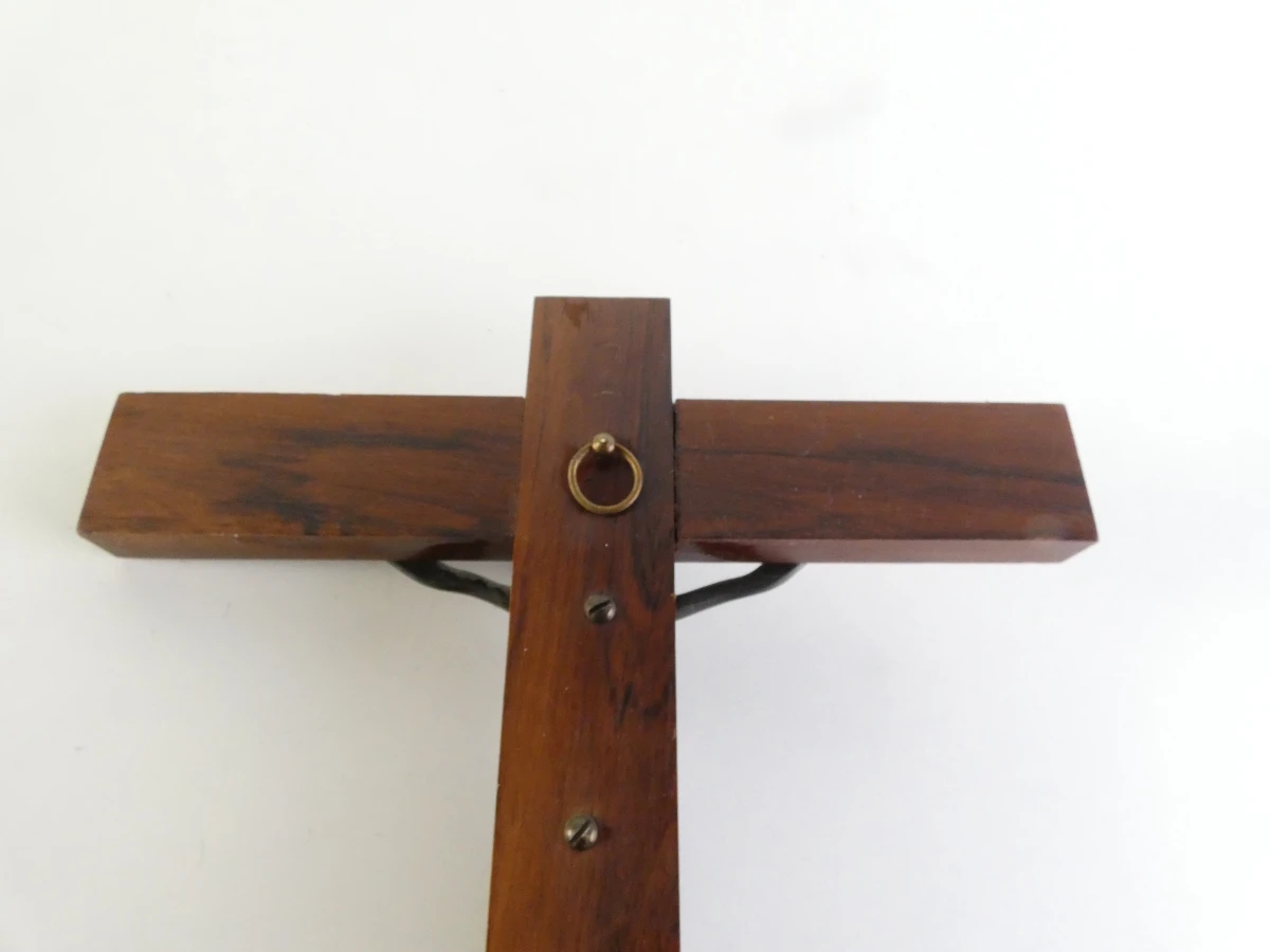 Vintage houten crucifix met gestileerde Christusfiguur - foto 5
