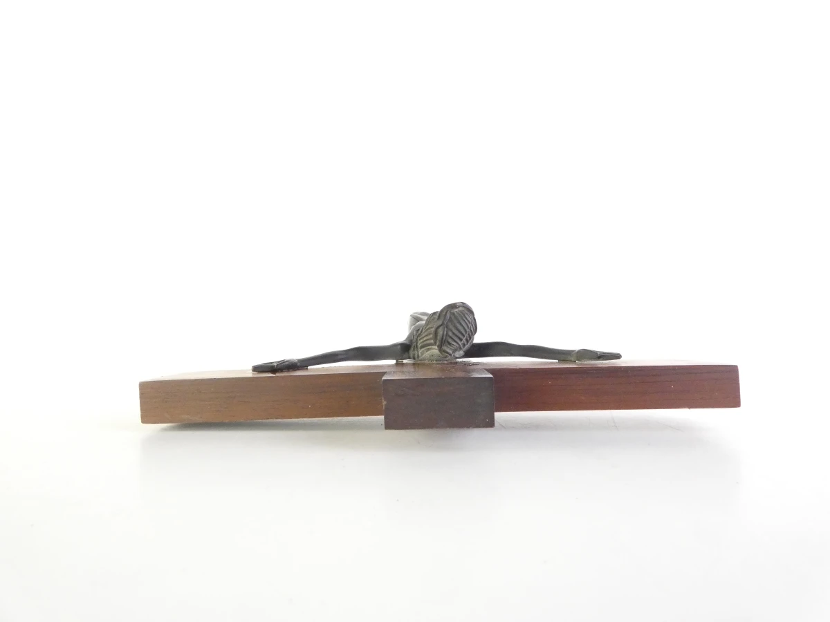 Vintage houten crucifix met gestileerde Christusfiguur - foto 10