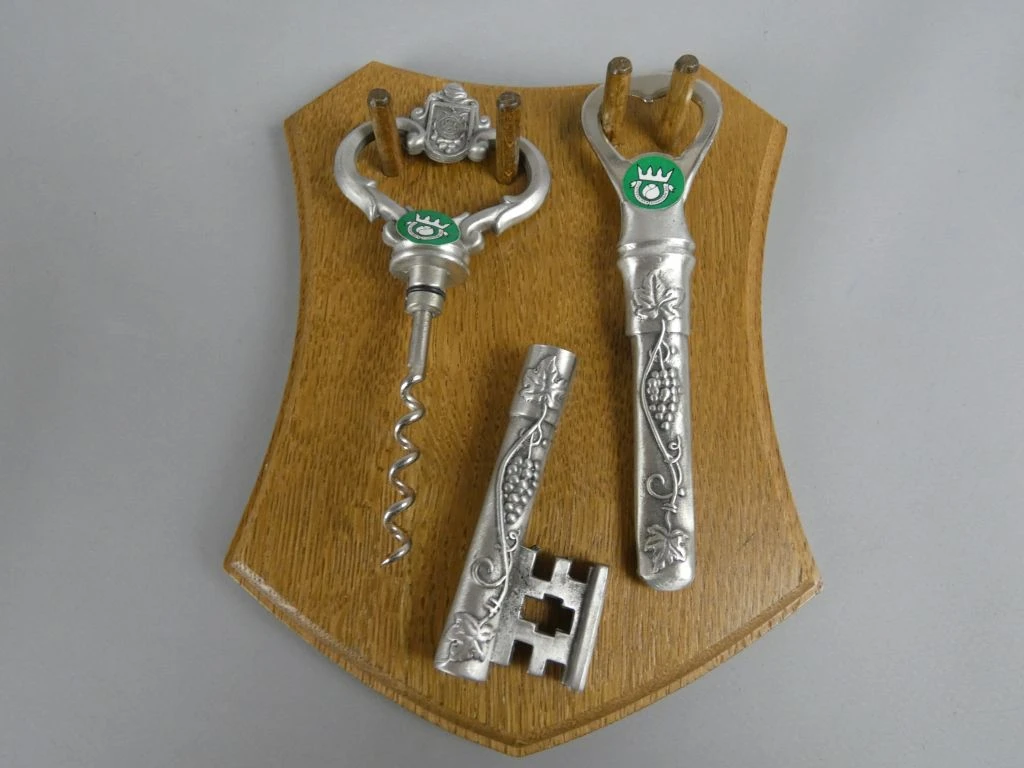 Frieling Zinn - Sleutelvormige Flessentweeling op Eikenhouten Schild – foto 3 – kavel bij De Kringwinkel, Diest