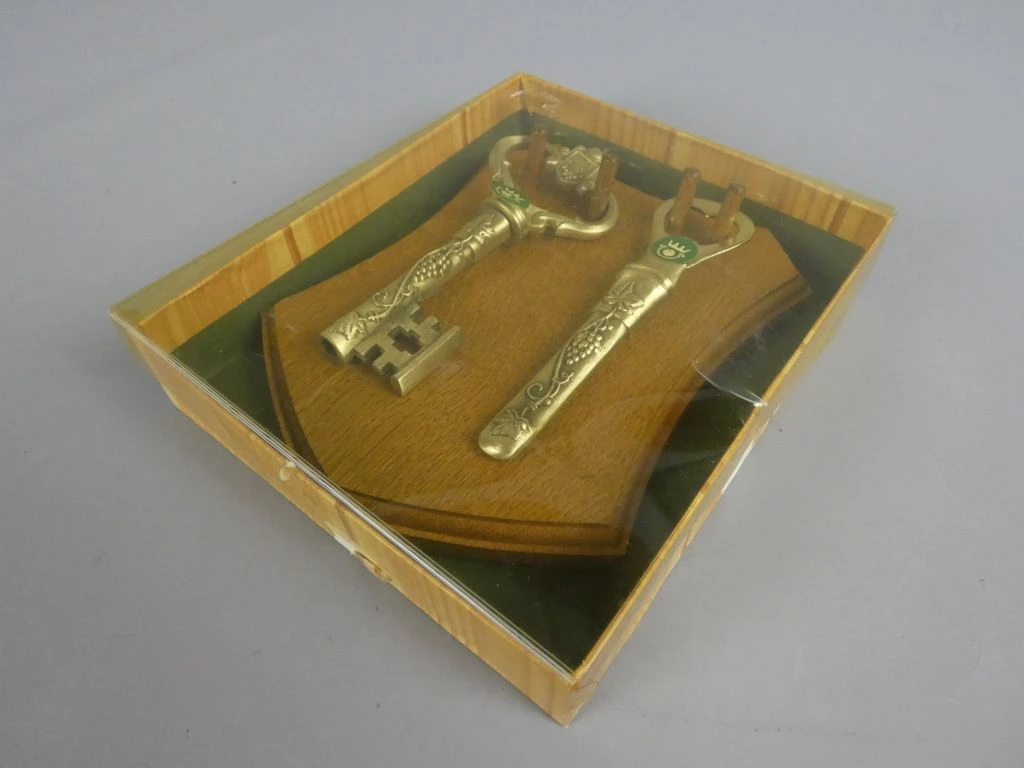 Frieling Zinn - Sleutelvormige Flessentweeling op Eikenhouten Schild – kavel bij De Kringwinkel, Diest