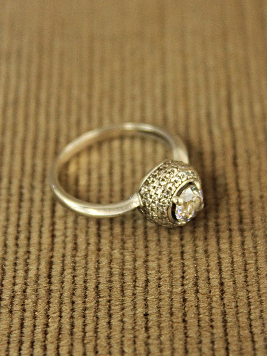 Sterling zilveren ring met heldere steen – kavel bij De Kringwinkel, Antwerpen