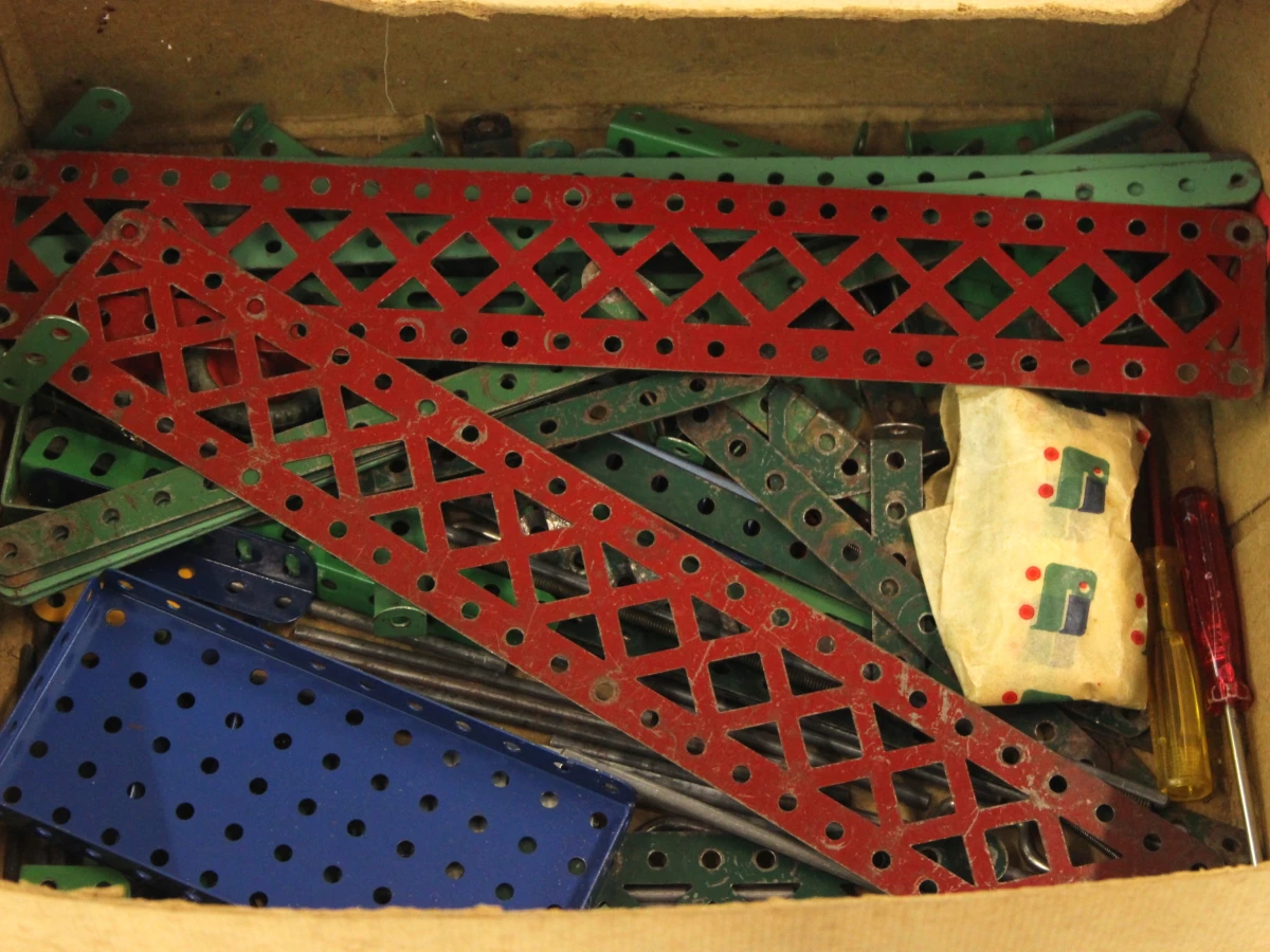 Partij vintage Meccano & Märklin metalen bouwsets met onderdelen en documentatie - foto 3