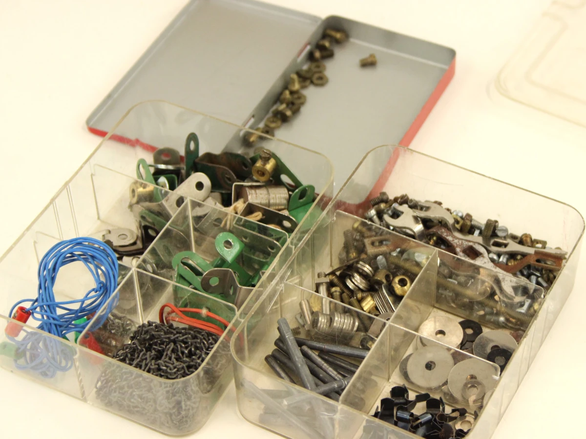 Partij vintage Meccano & Märklin metalen bouwsets met onderdelen en documentatie - foto 4