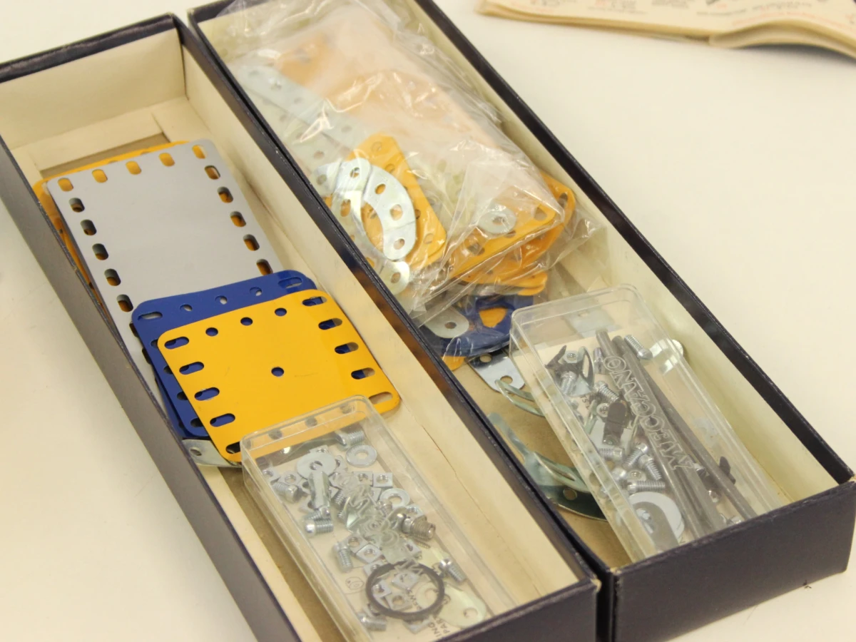 Partij vintage Meccano & Märklin metalen bouwsets met onderdelen en documentatie - foto 10