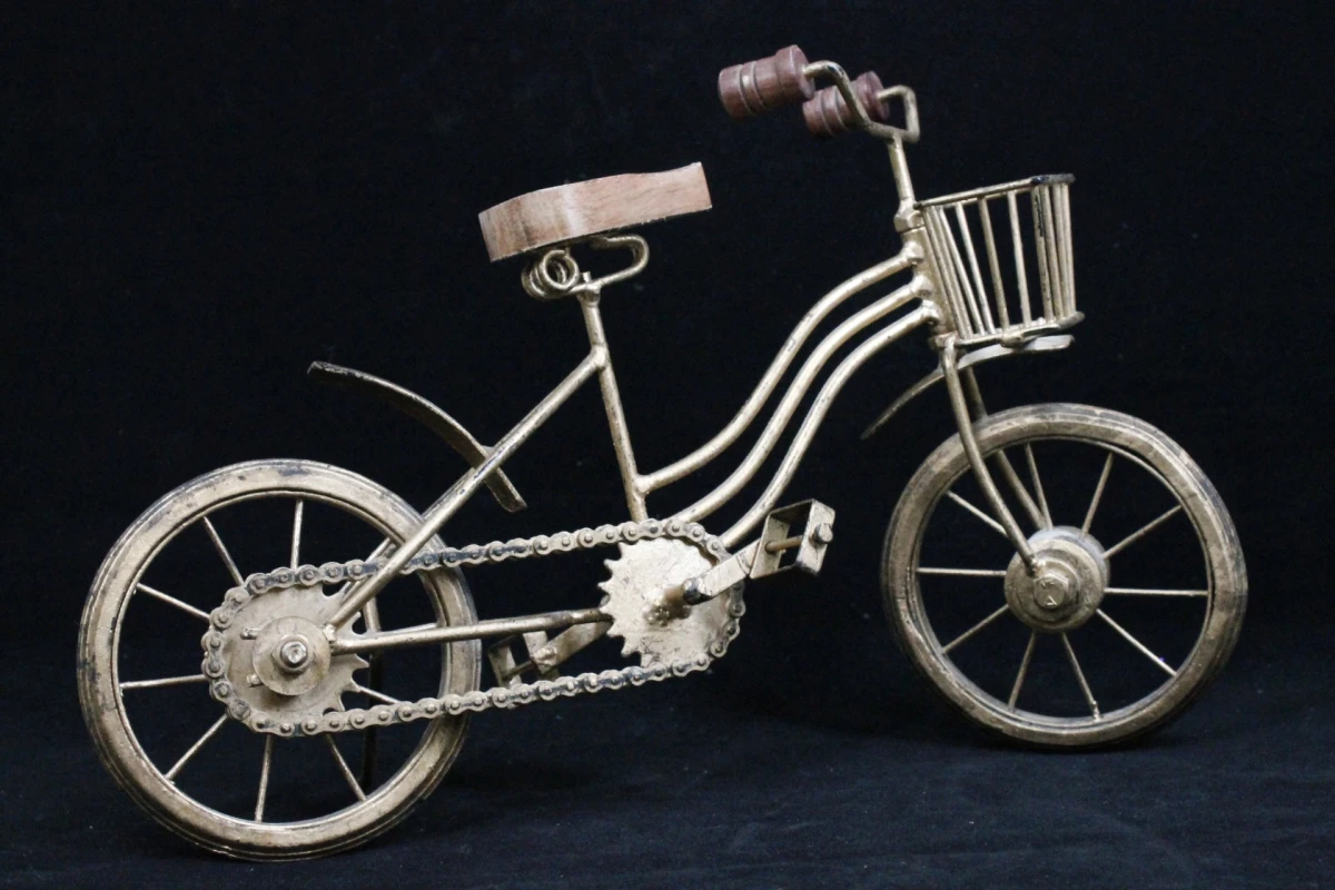 Decoratieve Goudkleurige Fiets en Oldtimer - foto 2
