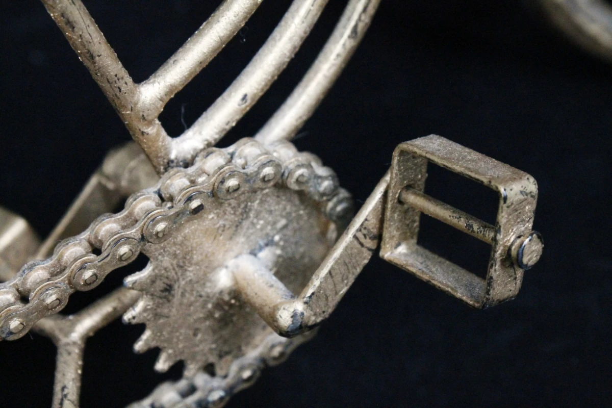 Decoratieve Goudkleurige Fiets en Oldtimer - foto 3