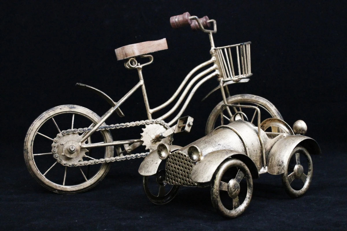 Decoratieve Goudkleurige Fiets en Oldtimer – kavel bij De Kringwinkel, Brecht