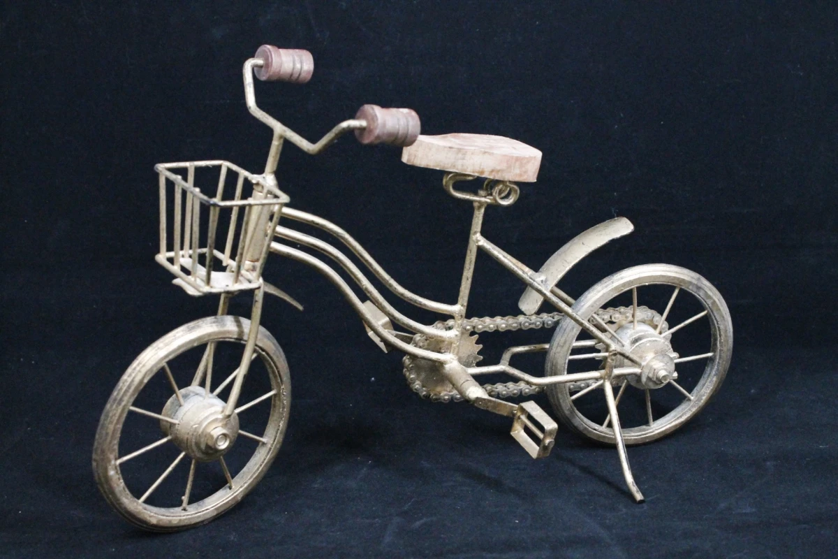 Decoratieve Goudkleurige Fiets en Oldtimer - foto 4